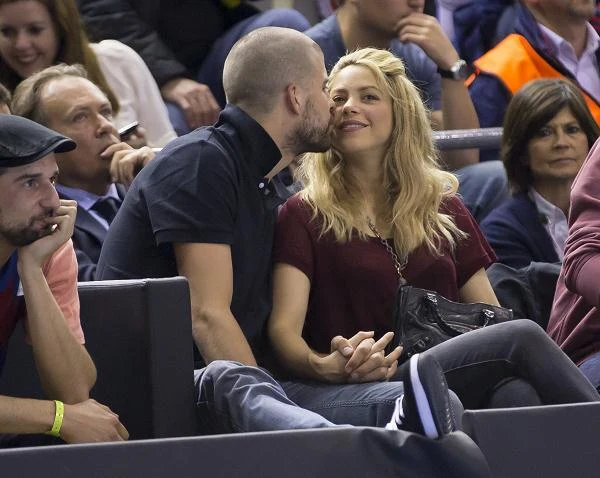 Kolumbijska wokalistka Shakira i jej ukochany, hiszpański piłkarz Gerard Pique wybrali się razem na mecz koszykówki Kolumbijska wokalistka Shakira i jej ukochany, hiszpański piłkarz Gerard Pique wybrali się razem na mecz koszykówki