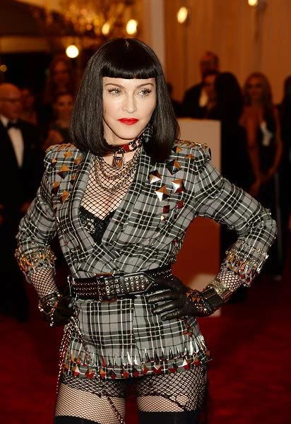 Madonna założyła m.in. potargane pończochy, ćwieki, łańcuchy i agrafki. Szyję gwiazdy zdobiła obroża z kłódką (fot. Larry Busacca).