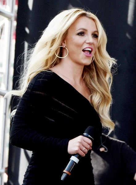 Britney Spears wygląda świetnie i tryska humorem (fot. Kevin Winter)