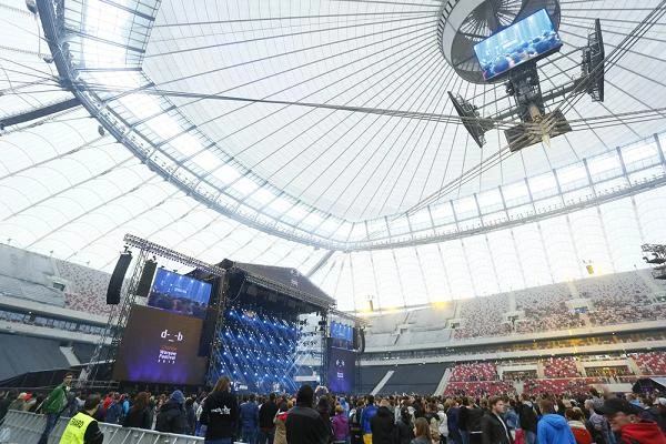 Publiczność bawiła się przy zasuniętym dachu Stadionu Narodowego
