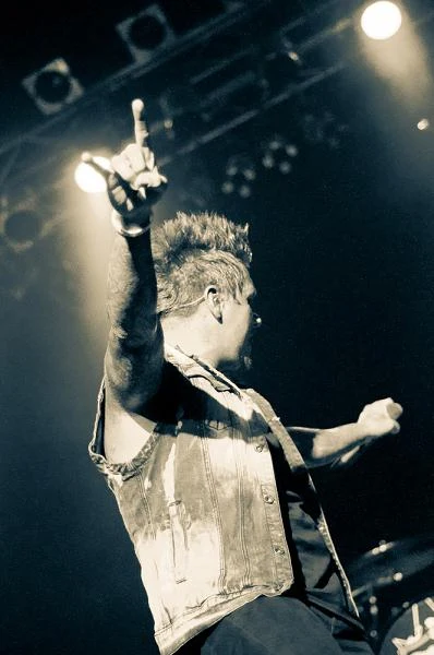 Przez lata muzyka Papa Roach ewoluowała. Pierwsze płyty utrzymane były w klimatach nu metalu, rap metalu, potem kolejne prezentowały hard rocka, heavy metal czy post grunge
