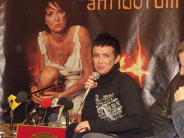 Pod koniec listopada 2012 roku ukazał się singel "Ikar" promujący książkę "Miłosne konstelacje" Katarzyny Błeszyńskiej