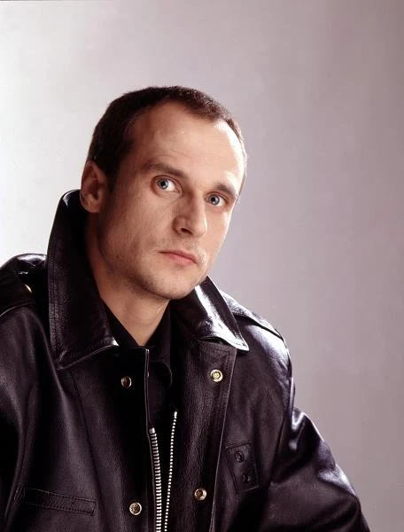 W 1984 roku Aya RL z Pawłem Kukizem jako wokalistą zdobywa sporą popularność na festiwalu w Jarocinie, którą spotęgował - ku zaskoczeniu samych muzyków grupy - sukces na listach przebojów singla "Skóra". Dodajmy, że podczas Jarocina '84 wokalista wystąpił również z grupą Piersi. W 1985 roku ukazuje się pierwsza płyta grupy zatytułowana po prostu "Aya RL", która staje się autentycznym wydarzeniem. Nie zawiera (z premedytacją) przebojowej "Skóry", są za to utwory "Ściana" czy "Ulica miasta" (fot. Wojciech Glinka) W 1984 roku Aya RL z Pawłem Kukizem jako wokalistą zdobywa sporą popularność na festiwalu w Jarocinie, którą spotęgował - ku zaskoczeniu samych muzyków grupy - sukces na listach przebojów singla "Skóra". Dodajmy, że podczas Jarocina '84 wokalista wystąpił również z grupą Piersi. W 1985 roku ukazuje się pierwsza płyta grupy zatytułowana po prostu "Aya RL", która staje się autentycznym wydarzeniem. Nie zawiera (z premedytacją) przebojowej "Skóry", są za to utwory "Ściana" czy "Ulica miasta" (fot. Wojciech Glinka)
