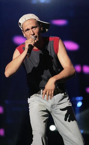 Debiutancka płyta Piersi ukazała się dopiero w 1992 roku i wywołała skandal. Na płycie znalazł się kontrowersyjny, ale dający grupie sporą popularność utwór "ZCHN zbliża się". Utwór ten powstał na bazie melodii z pieśni kościelnej ("Pan Jezus już się zbliża"), do której dopisano nowy tekst. Kontrowersje, związane z tym tematem były przedmiotem kilku spraw sądowych (fot. Łukasz Głowala) Debiutancka płyta Piersi ukazała się dopiero w 1992 roku i wywołała skandal. Na płycie znalazł się kontrowersyjny, ale dający grupie sporą popularność utwór "ZCHN zbliża się". Utwór ten powstał na bazie melodii z pieśni kościelnej ("Pan Jezus już się zbliża"), do której dopisano nowy tekst. Kontrowersje, związane z tym tematem były przedmiotem kilku spraw sądowych (fot. Łukasz Głowala)