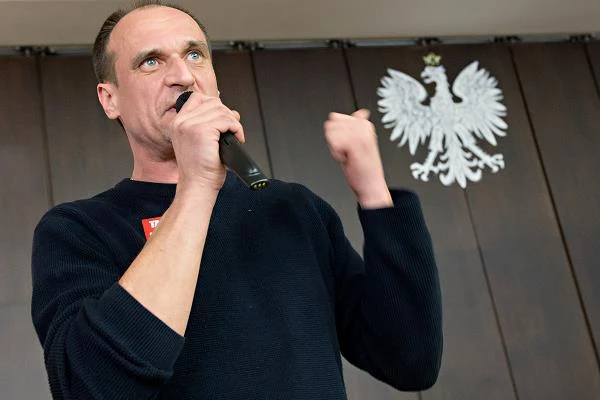 Paweł Kukiz głośno mówi o swoich poglądach politycznych i światopoglądowych, czego wyrazem był wydany w 2012 roku album "Siła i honor". Artysta jest m.in. przeciwny legalizacji adopcji dzieci przez pary homoseksualne i aborcji, swego czasu wpierał narodowców podczas Marszu Niepodległości, wreszcie w serwisie Zmieleni.pl nawołuje do jednomandatowych wyborów do Sejmu (fot. Łukasz Dejnarowicz) Paweł Kukiz głośno mówi o swoich poglądach politycznych i światopoglądowych, czego wyrazem był wydany w 2012 roku album "Siła i honor". Artysta jest m.in. przeciwny legalizacji adopcji dzieci przez pary homoseksualne i aborcji, swego czasu wpierał narodowców podczas Marszu Niepodległości, wreszcie w serwisie Zmieleni.pl nawołuje do jednomandatowych wyborów do Sejmu (fot. Łukasz Dejnarowicz)