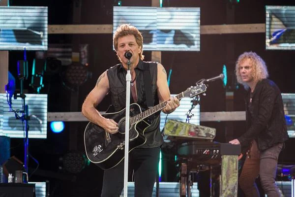 Pod koniec koncertu Jon Bon Jovi założył koszulkę reprezentacji Polski