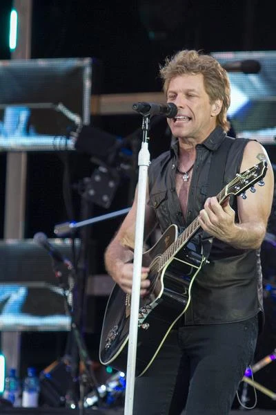 "To coś niesamowitego, że docenił to sam Jon, od którego po zakończeniu koncertu otrzymałem autograf z osobistymi podziękowaniami. Dla nas to było dwanaście lat cholernie ciężkiej pracy, oczekiwania, które zostało nagrodzone w najlepszy z możliwych sposobów" - powiedział Artur Bogdański, szef polskiego fanklubu Bon Jovi