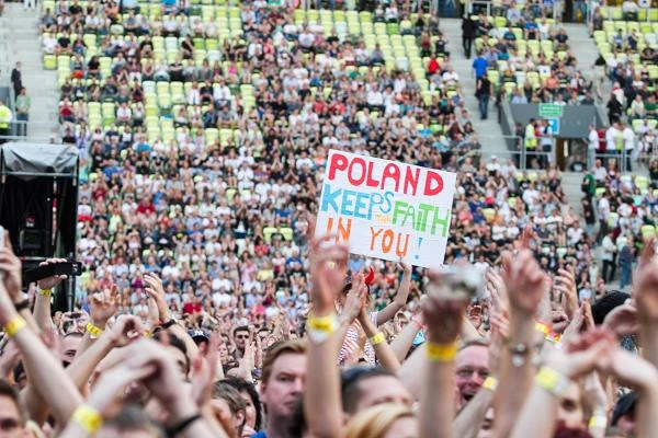 Przez ponad dwie i pół godziny Jon Bon Jovi i jego koledzy zagrali swoje największe przeboje. Polscy fani nie chcieli długo wypuścić muzyków ze sceny. Nic w tym dziwnego, bo na swoich idoli w Polsce musieli czekać bardzo długo, co najlepiej obrazował napis, który znalazł się na fladzie rozwiniętej w trakcie czwartego utworu "Dobre rzeczy przychodzą do tych, którzy czekają"