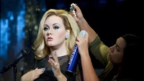 Woskowa Adele jest ubrana w sukienkę w kropki do kolan - taką samą jak ta, w której wystąpiła podczas rozdania nagród Grammy w 2012 roku - fot. Ben A. Pruchnie