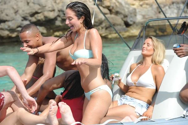 Tulisa, jak widać, świetnie się na Ibizie bawiła