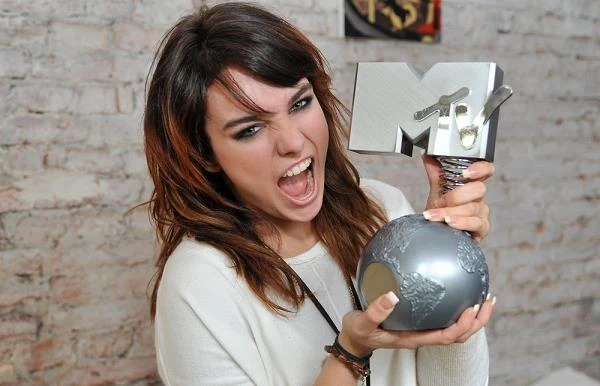 Wśród licznych wyróżnień Ewa ma w dorobku m.in. nagrodę MTV Europe Music Awards 2011 dla najlepszego polskiego artysty (dwa lata wcześniej była nominowana w tym plebiscycie) Wśród licznych wyróżnień Ewa ma w dorobku m.in. nagrodę MTV Europe Music Awards 2011 dla najlepszego polskiego artysty (dwa lata wcześniej była nominowana w tym plebiscycie)