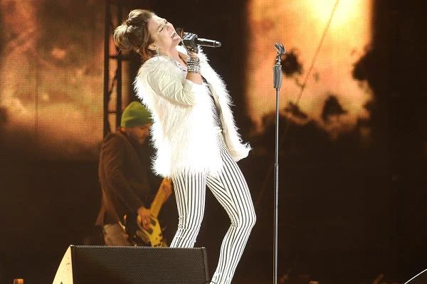 Od dziecka brała udział w przeglądach muzycznych i konkursach piosenek Od dziecka brała udział w przeglądach muzycznych i konkursach piosenek