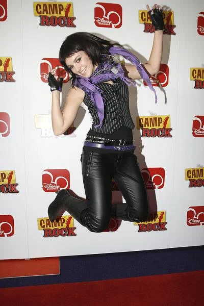 Ewa Farna ma w dorobku duety z Kubą Molędą na potrzeby dwóch pierwszych części filmu "Camp Rock" ("Oto ja" i "Nie zmieniajmy nic" Ewa Farna ma w dorobku duety z Kubą Molędą na potrzeby dwóch pierwszych części filmu "Camp Rock" ("Oto ja" i "Nie zmieniajmy nic"