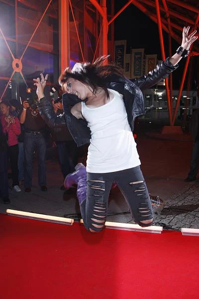 Nowy album ma ukazać się jesienią 2013 r. Będzie to czwarta polskojęzyczna płyta Ewy. Promuje ją singel "Znak" do którego teledysk ma premierę właśnie w dniu 20. urodzin wokalistki Nowy album ma ukazać się jesienią 2013 r. Będzie to czwarta polskojęzyczna płyta Ewy. Promuje ją singel "Znak" do którego teledysk ma premierę właśnie w dniu 20. urodzin wokalistki