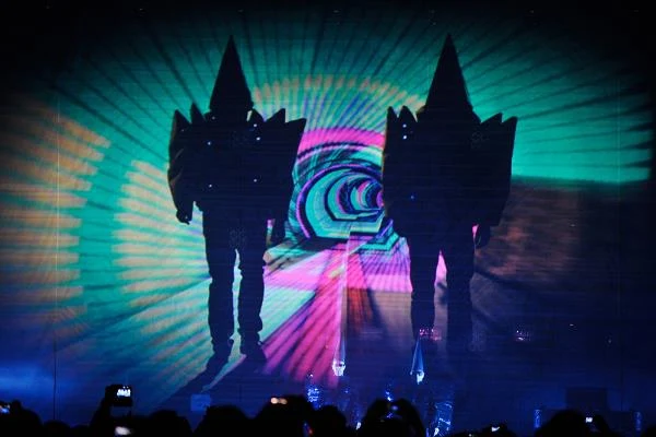 Piosenkom towarzyszyły projekcje trójwymiarowe i pokazy laserowe - fot. Adam Warżawa