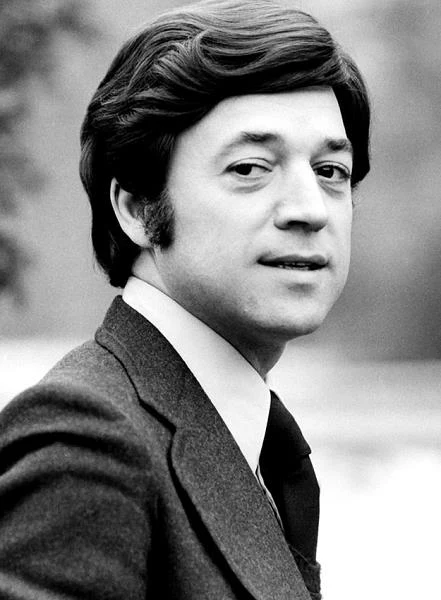 Słynny polski piosenkarz przyszedł na świat 18 września 1933 roku w Radomiu jako Jerzy Pająk. To właśnie tam ukończył technikum w Zespole Szkół Budowlanych. Później przeniósł się do Warszawy, gdzie całkowicie zmienił "branżę" i ukończył Państwową Wyższą Szkołę Teatralną. W 1957 roku debiutował na deskach Teatru Buffo, a później związany był z Teatrem Syrena.