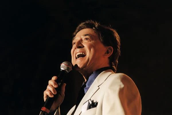 Szczyt popularności Jerzego Połomskiego przypadł na lata 60. i 70. Wtedy to piosenkarz wylansował takie przeboje, jak "Cała sala śpiewa", "Woziwoda", "Komu piosenkę?", "Daj", "Bo z dziewczynami".