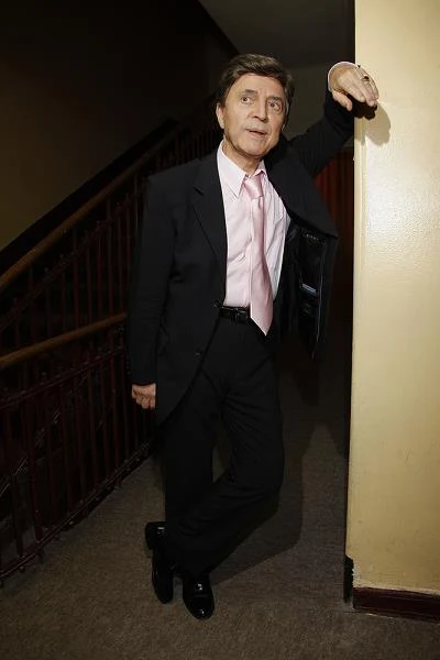 Jak możemy przeczytać na stronie Wikipedii, "styl muzyczny Jerzego Połomskiego charakteryzuje się klasyczną emisją głosu, formą utworów, w których szczególne znaczenie ma linia melodyczna".