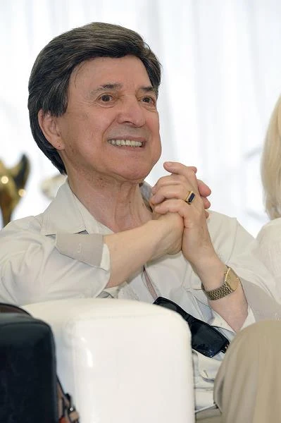 Artysta został oznaczony Złotym Krzyżem Zasługi (1974), Krzyżem Oficerskim Orderu Odrodzenia Polski (2000) oraz Srebrnym Medalem "Zasłużony Kulturze Gloria Artis" (2008).