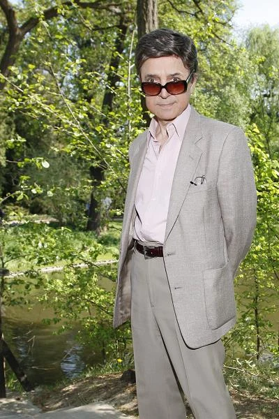 "Jego głos ciągle brzmi młodzieńczo. Wszyscy, nie tylko ci starsi, znają teksty przebojów Jerzego. Piszę tak familiarnie, bo szczycę się tym, że jesteśmy na ty. Być na ty z królem polskiej piosenki to jest coś. Chociaż ... Jerzy nie lubi tych określeń. Mówi o sobie 'cichy chłopak z Radomia' i jest do bólu samokrytyczny" - tak o piosenkarzu pisała na łamach "Tele Tygodnia" Maria Szabłowska.