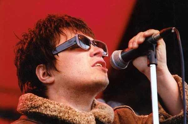 O popularności T. Love: "Myślę, że nie jesteśmy zespołem masowym, ale na pewno w jakiś sposób popularnym. Mamy ludzi, którzy nas słuchają i myślę, że jest to przedział wiekowy od 15 do 40 lat, co jest bardzo fajne. Miksuje się sytuacja młodzieżowa z tą deczko starszą. Myślę, że polega to na tym, że nasz zespół gra tak długo".