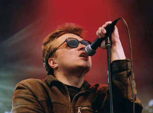 O muzycznej emeryturze: "Nie chcę jednak doprowadzić do sytuacji, kiedy na scenie będę śmiesznym starszym panem, nie chcę dojść do momentu, w którym muzykę zacząłbym traktować tylko jako zarobek na życie i łapałbym chałtury. Życie jest brutalne, ale wyjść do telewizji i powiedzieć 'Słuchajcie, ale ja muszę grać, bo ja mam rodzinę' - to jest straszne. Patrzę na los wielu muzyków i widzę, że być chałturnikiem takim na maksa, to jest bardzo smutne".