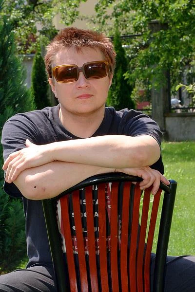 O telewizyjnych celebrytach: "Denerwuje mnie wpychanie się wszędzie tam, gdzie tylko może być trochę gotówki. To dotyczy wszystkich teleturniejów i głupich programów telewizyjnych, kreowania na gwiazdy ludzi, którzy nie mają żadnego talentu, tylko dlatego, że wystąpili w jakimś programie. Trzeba coś umieć, aby coś osiągnąć. Takie niedouczenie mnie wk***wia, takie buractwo, którego w Polsce jest teraz multum".