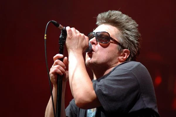 O przyszłości rynku muzycznego: "Myślę, że skończy się to tak, że wszyscy będziemy żyli z koncertów - czy to w Anglii, czy w Polsce. Powrót do źródeł. Prawie, bo to nie będą występy dworskich zespołów dla króla. Będziemy żyli z wpływów z koncertów. To będzie naturalny barometr tego, jak wykonawca jest popularny".