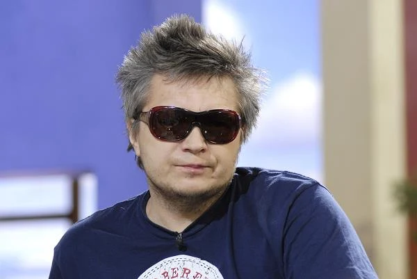 O wizerunku w mediach i paparazzi: "Generalnie nie czytam na swój temat. Oczywiście, przeżywałem to jako młodszy człowiek. Jarałem się tym, to był pewnego rodzaju onanizm. To jest naturalne. Jesteś młody, piszą o tobie... A teraz? Co ja mogę zrobić? (…) Media są takie same, jak wszędzie. Ch***we tabloidy, które wyciągają sytuacje, kto z kim, co i dlaczego. Oczywiście, czasami mogę sobie poimprezować, ale to jest moja prywatna sprawa. Jak ktoś mnie złapie w tej klatce to trudno. Niech sobie te 5,5 zarobi. Pi****lę to".