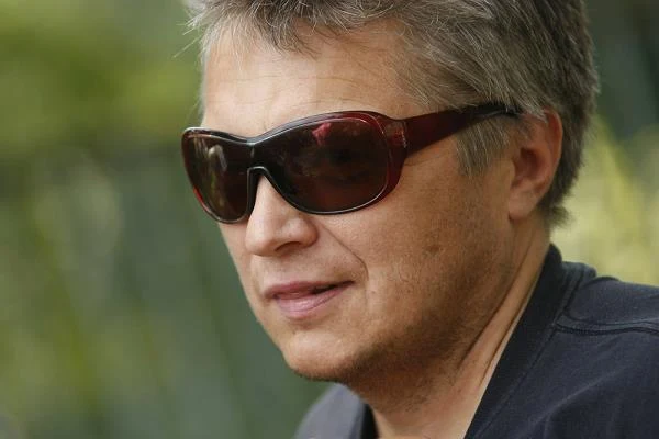 O internecie: "Mnie komputery i świat cyfrowy nie pociąga. To nie jest kwestia wieku, bo znam ludzi starszych, nawet po sześćdziesiątce, którzy dostali odpał na Facebooka czy inne tego typu rzeczy. Ta forma plemienne niby-wspólnoty, która wspólnotą nie jest, mnie nie pociąga. Jeżeli z kimś się umawiam, to idę z kimś na kawę, na wódkę, bądź po prostu na obiad i rozmawiam. Nie twierdzę, że internet jest zły. Dobrze, że istnieje. W sieci jest dużo dobrego, jak i złego. Właściwie jest wszystko to, co w normalnym realu. Tylko nie można być podłączonym do sieci jak do jakiegoś tlenu".