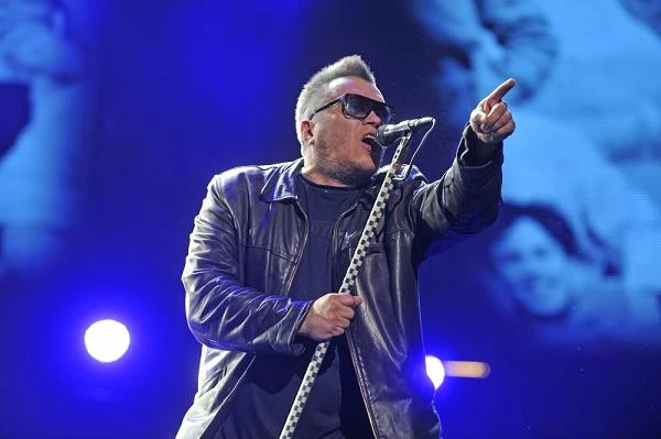 O muzyce cyfrowej: "Mam w samochodzie zmieniarkę CD, ale też już niedługo nie będę jej miał. Zmieniam samochód, a pan w salonie mi powiedział, że już nie ma zmieniarek płyt CD. Nikt już ich nie używa. Pomyślałem sobie: 'Ja pi***olę, znowu mnie wykluczyli'. Poskarżyłem się żonie (śmiech). Zamiast zmieniarek są teraz wtyczki USB".