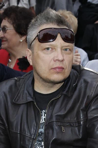 O wierze: "Ja wierzę, ale wątpię. Z tym, że element wiary jest zdecydowanie mocniejszy. Mam znajomych wielu opcji, że tak powiem. Wierzących, niewierzących. Nawet takich, którzy chcą się bawić ze złem, ale nie nazwałbym ich satanistami. Różni ludzi. Wiara nie jest sprawą intelektualną, a emocjonalną. Ja wierzę. Nie jestem jednak taki polo-katolo, rączki do Bozi i wszystko jest dogmatem. Zresztą związek wiary i kościoła czy Boga i człowieka to już zupełnie inne sprawy. Ja dostając kopy od życia nie myślę, by były to kopy od Boga".