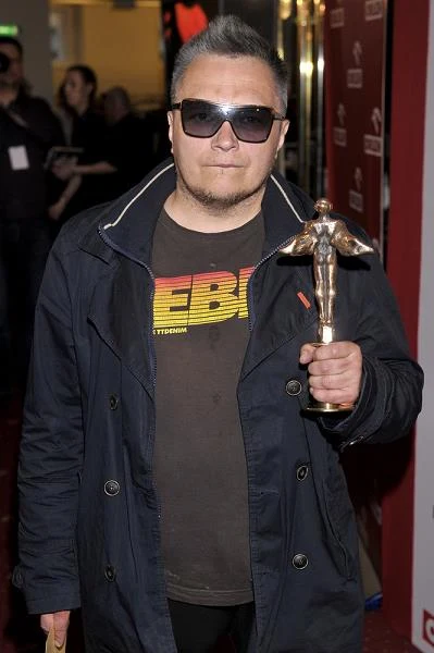 O scenie politycznej: "W Polsce mamy nastawienie na konfrontacje - i to z prymitywnych pobudek. 'Ja jestem z PiS, ty jesteś z PO!'. Mamy dwóch głównych graczy na scenie politycznej, którzy niby nie są do siebie podobni, a są podobni i do tego istnieją w jakimś tam współuzależnieniu od siebie. Za tym jednak idzie podział społeczeństwa. To jest bez sensu".