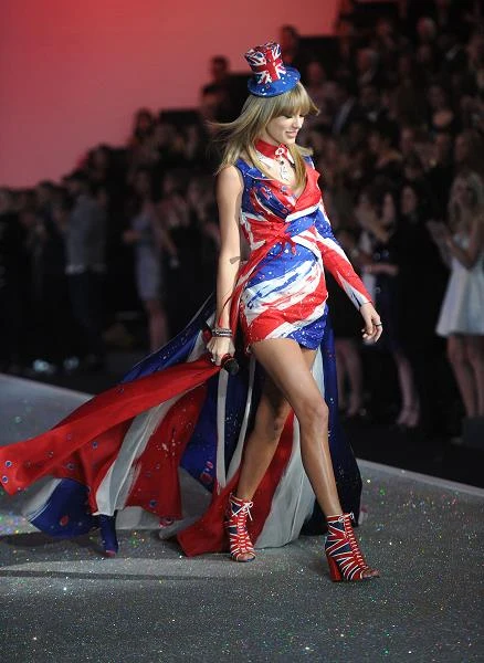 Taylor Swift przeszła po wybiegu jak zawodowa modelka! (fot. Jamie McCarthy)