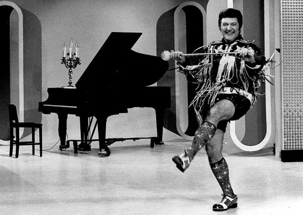 Władziu miał w telewizji swój własny program pt. "The Liberace Show", który gromadził nawet 30-milionową widownię! Władziu miał w telewizji swój własny program pt. "The Liberace Show", który gromadził nawet 30-milionową widownię!