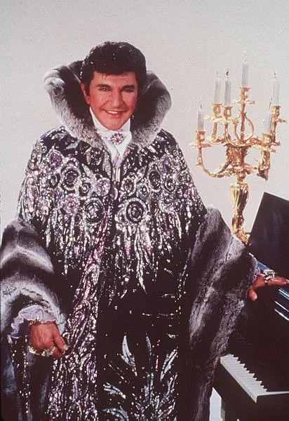 Ze swoim zamiłowaniem do kiczu i wystawności Liberace szybko stał się królem Las Vegas Ze swoim zamiłowaniem do kiczu i wystawności Liberace szybko stał się królem Las Vegas