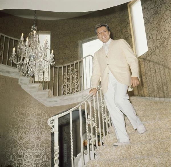 Liberace kochał przepych. Jego rezydencja w Beverly Hills miała 28 pokoi Liberace kochał przepych. Jego rezydencja w Beverly Hills miała 28 pokoi