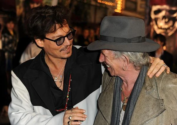 Johnny Depp i Keith Richards to wielcy przyjaciele. To właśnie na manieryzmach gitarzysty Depp oparł kreację Jacka Sparrowa, słynnego pirata z Karaibów (fot. Kevin Winter)