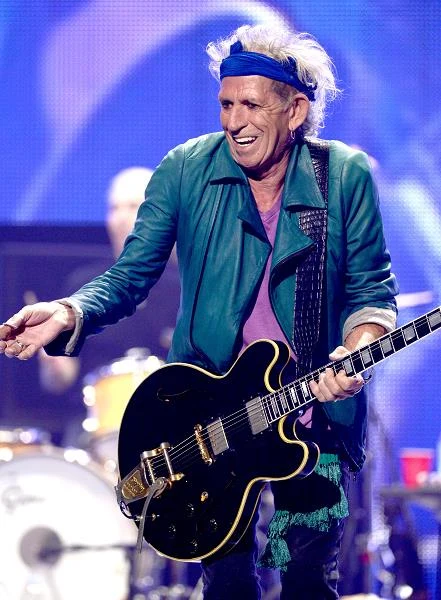 "Keef" jest molem książkowym. Jego dom przypomina wielką bibliotekę. O swojej autobiografii mówi: "Czasem ją czytam, ale śmiertelnie mnie nudzi" (fot. Kevin Winter)