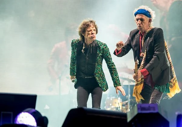 W swojej autobiografii Keith Richards zarzuca Mickowi Jaggerowi, że zachowuje się jak kapryśna diva, natrząsa się też z jego przyrodzenia (które jest rzekomo niewielkich rozmiarów). Kiedy jednak Mick i "Keef" wychodzą na scenę, są jak jedna pięść (fot. Ian Gavan)