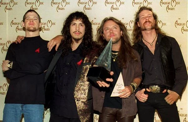 26 grudnia 1963 roku w Gentofte w Danii urodził się Lars Ulrich, współzałożyciel i perkusista grupy Metallica. Choć dla wielu ten zespół "skończył się" debiutanckiej na płycie "Kill 'Em All" (1983), Metallica to wciąż ścisła czołówka światowego metalu. Na zdjęciu Metallica (jeszcze długowłosy Lars drugi z prawej) w roku 1993