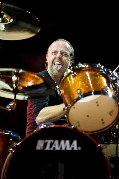 W latach 90. Lars Ulrich uprościł partie perkusyjne w Metallice, w efekcie czego spotkał się ze sporą krytyką. "Słaby perkusista" - to jedno z najłagodniejszych określeń. "Nie jestem Joeyem Jordisonem, ani Mikiem Portnoyem. Ale doskonale rozumiem rolę bębnów z gitarą rytmiczną Jamesa Hetfielda i gwarantuję wam, że w tym jestem najlepszy na świecie - i to mi wystarcza!" - odpowiadał krytykom Lars Ulrich