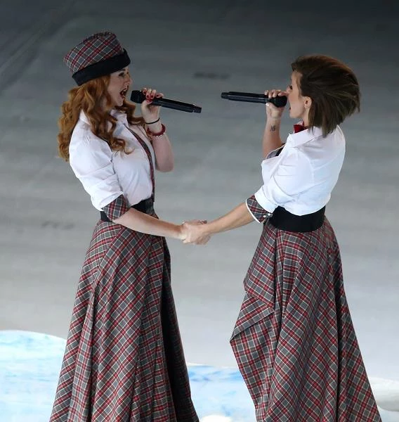 Zaproszenie t.A.T.u. było sporym zaskoczeniem ze względu na obowiązujące w Rosji prawo zakazujące m.in. "propagandy homoseksualnej". Tymczasem kariera duetu opierała się przecież na sugerowaniu lesbijskiego romansu między wokalistkami Zaproszenie t.A.T.u. było sporym zaskoczeniem ze względu na obowiązujące w Rosji prawo zakazujące m.in. "propagandy homoseksualnej". Tymczasem kariera duetu opierała się przecież na sugerowaniu lesbijskiego romansu między wokalistkami