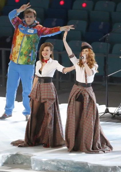 Lena Katina i Julia Wołkowa - znane światu jako t.A.T.u. - reaktywowały się na jeden występ z okazji otwarcia Zimowych Igrzysk Olimpijskich w Soczi Lena Katina i Julia Wołkowa - znane światu jako t.A.T.u. - reaktywowały się na jeden występ z okazji otwarcia Zimowych Igrzysk Olimpijskich w Soczi