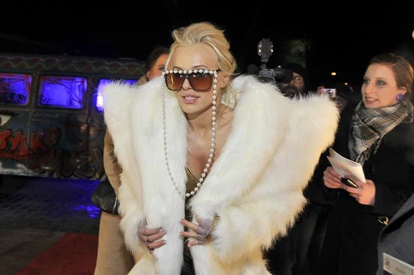 Wokalistka spadła ze sceny, po tym jak wykonywała planowany skok na ręce publiczności. Doda na moment straciła przytomność, a po koncercie trafiła do szpitala Wokalistka spadła ze sceny, po tym jak wykonywała planowany skok na ręce publiczności. Doda na moment straciła przytomność, a po koncercie trafiła do szpitala