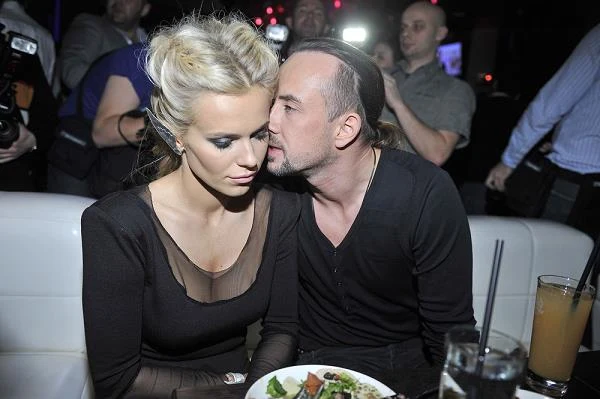 Ten głośno komentowany związek przetrwał niespełna dwa lata. Według doniesień plotkarskich mediów, to Nergal rzucił Dodę, która wcześniej wspierała go w walce z białaczką Ten głośno komentowany związek przetrwał niespełna dwa lata. Według doniesień plotkarskich mediów, to Nergal rzucił Dodę, która wcześniej wspierała go w walce z białaczką