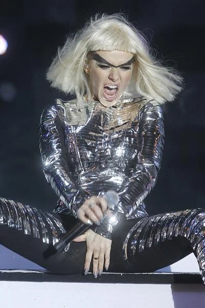 Na skutek urazu kręgosłupa (wcześniej miała już przyznaną pierwszą grupę inwalidzką) musiała na miesiąc zawiesić działalność koncertową Na skutek urazu kręgosłupa (wcześniej miała już przyznaną pierwszą grupę inwalidzką) musiała na miesiąc zawiesić działalność koncertową