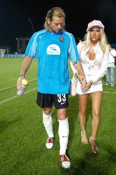 To w "Barze" zobaczył ją bramkarz Radosław Majdan. Poznali się w lecie 2003 r. w Ustce, jesienią ówczesny piłkarz reprezentacji Polskiej oświadczył się Dodzie To w "Barze" zobaczył ją bramkarz Radosław Majdan. Poznali się w lecie 2003 r. w Ustce, jesienią ówczesny piłkarz reprezentacji Polskiej oświadczył się Dodzie