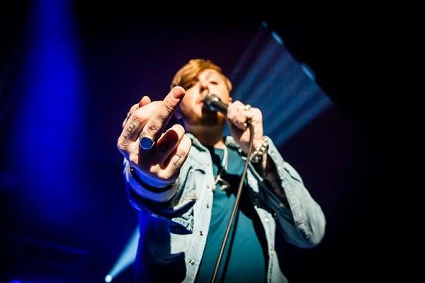 Wulgarny gest Jamesa Arthura podczas koncertu w warszawskim Klubie Palladium Wulgarny gest Jamesa Arthura podczas koncertu w warszawskim Klubie Palladium