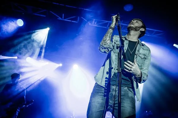 Brytyjski wokalista nie miał żadnego problemu z rozruszaniem pękającej w szwach sali, błyskawicznie nawiązując kontakt z fanami, a raczej - przede wszystkim fankami Brytyjski wokalista nie miał żadnego problemu z rozruszaniem pękającej w szwach sali, błyskawicznie nawiązując kontakt z fanami, a raczej - przede wszystkim fankami